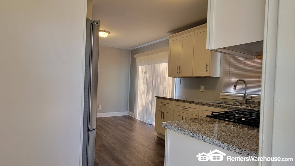 Building Photo - 131 Oak Dr SW