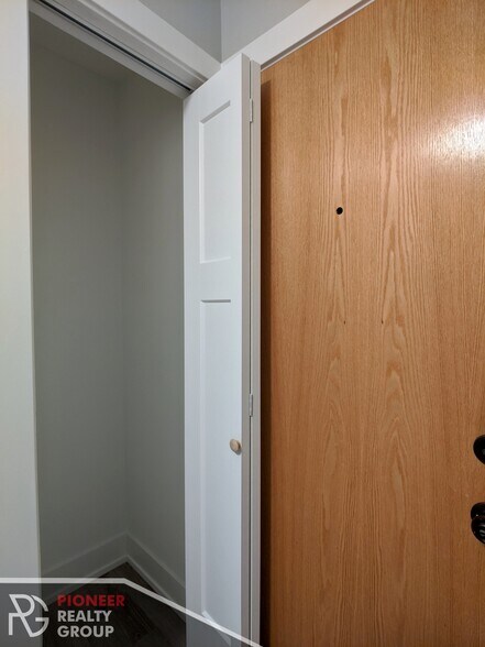 Building Photo - 542 W Surf St