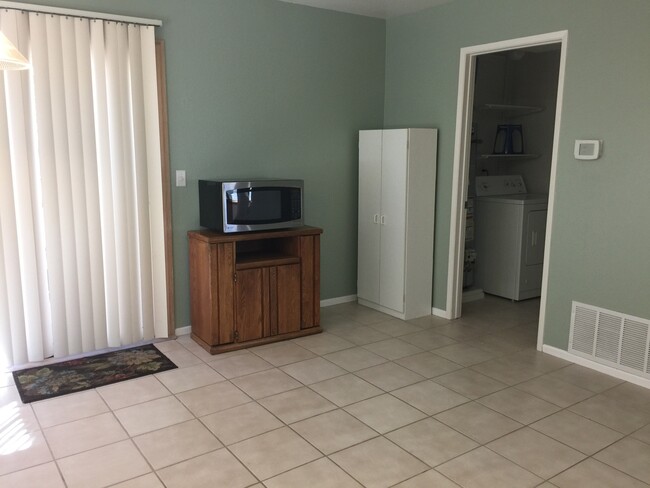 Building Photo - 3 Bedroom, 1.5 Bath Tierrasanta Townhome i...