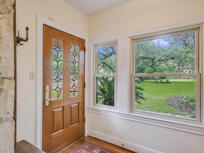 Building Photo - Charming 4 beds 4 baths in Austin!