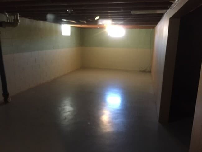 Building Photo - 3 Bedroom Home w/ Attached garage & Large basement. Washer/Dryer Included