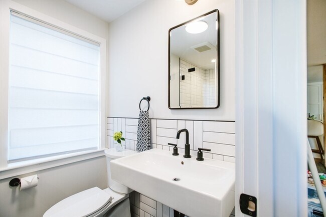 Building Photo - 10 Ware St