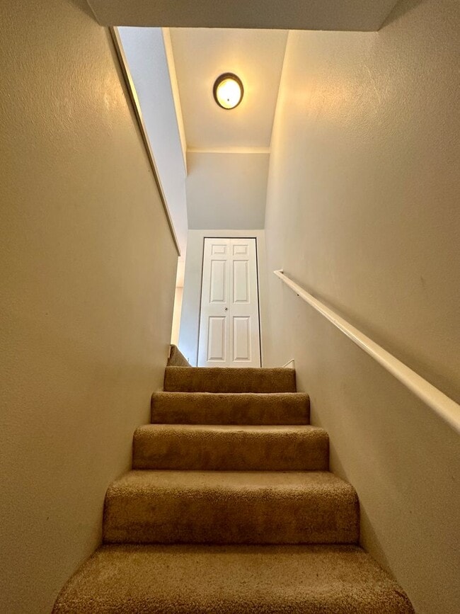 Building Photo - 2Bd/2.5Ba Issaquah Townhouse