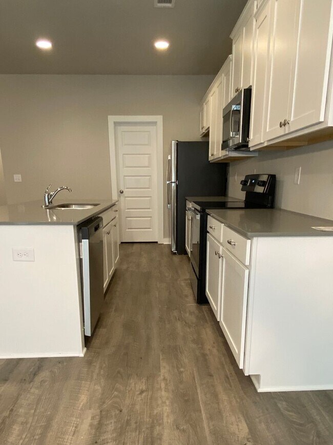 Building Photo - Home for Rent in Jemison, AL...  Available...