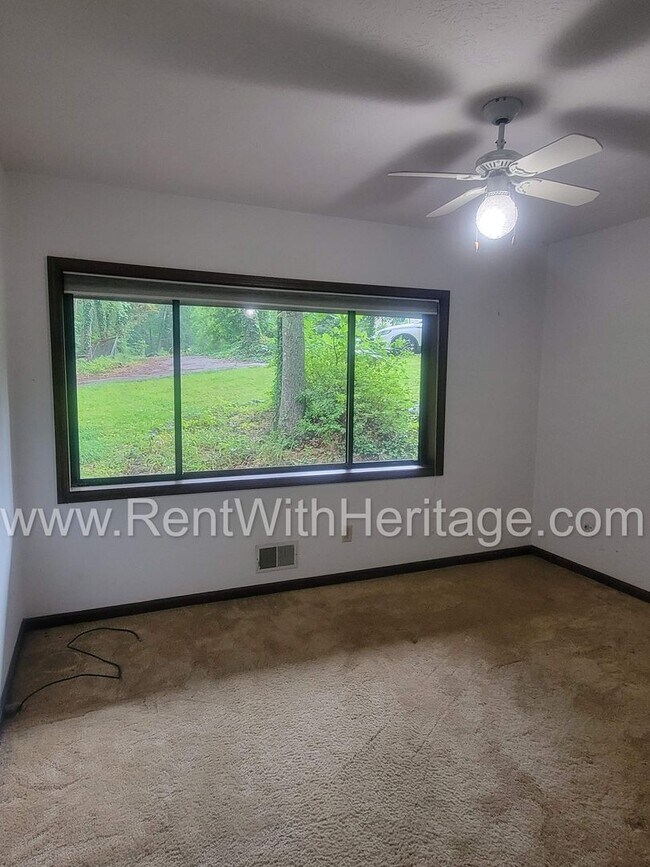 Building Photo - Charming Cabin Style Home on 1.3 Acres / F...