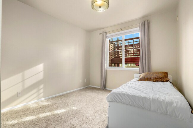 Building Photo - 13000 Admiralty Way