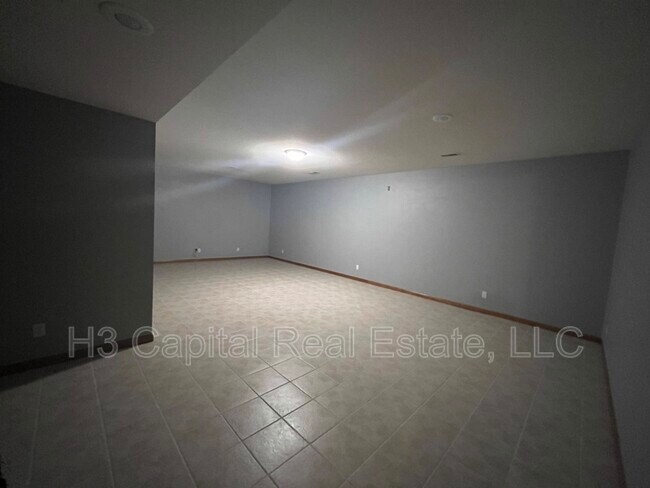 Building Photo - 810 South Moreland Rd