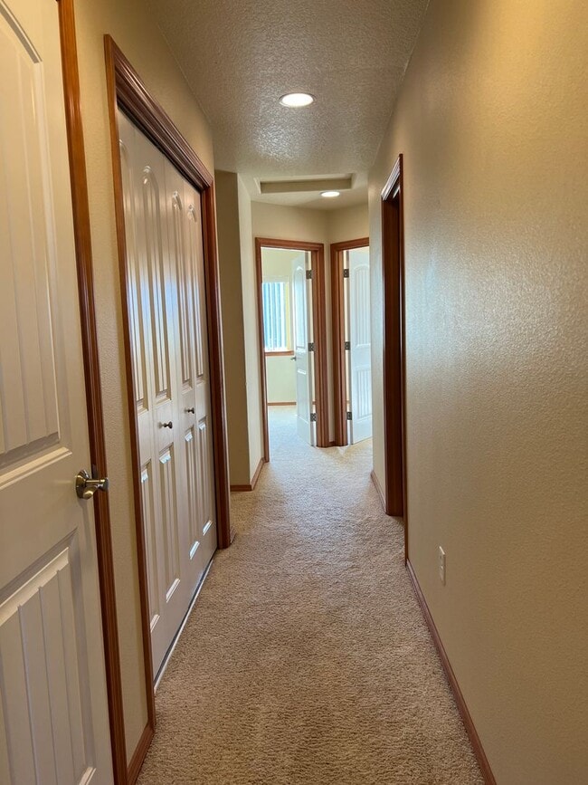 Building Photo - 417 SW Pemberly Loop