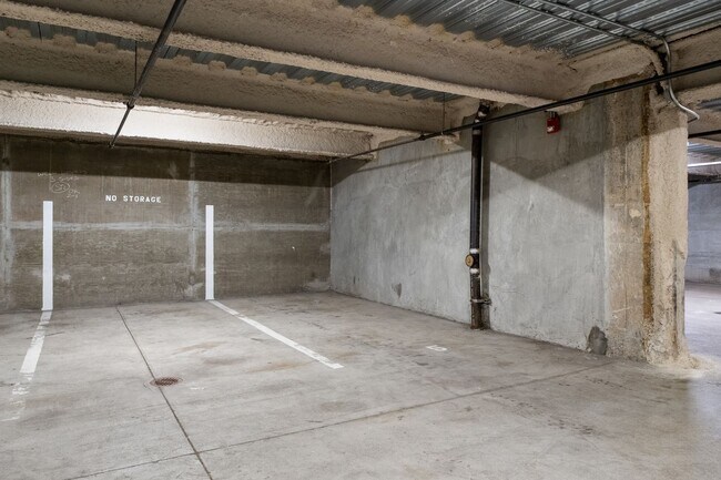 Building Photo - Spacious 2br loft with in-unit laundry and...