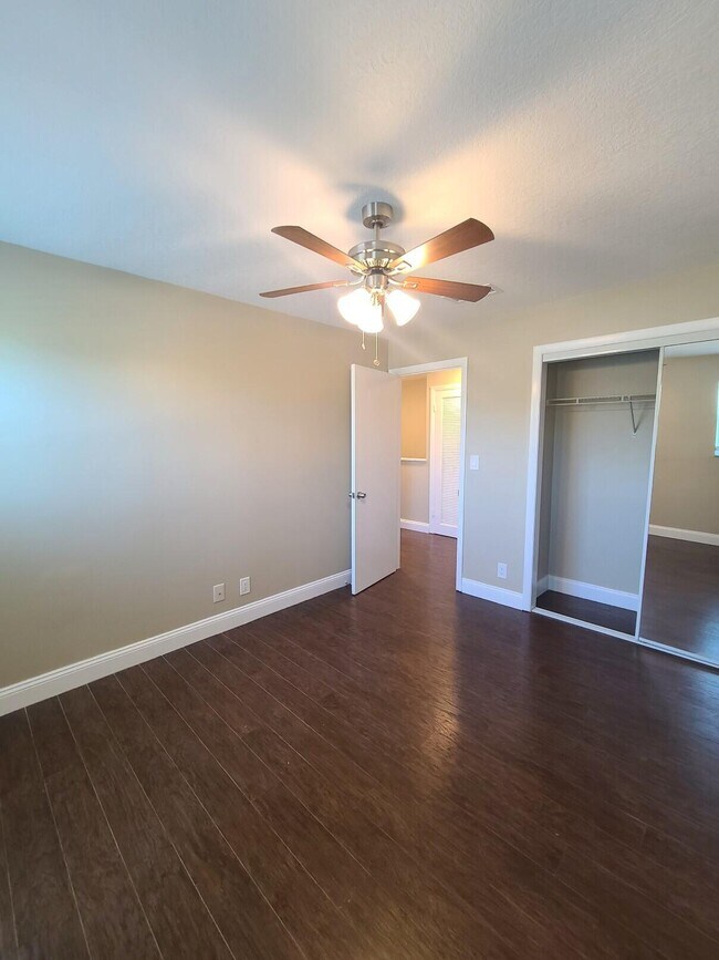 Building Photo - 3201 Bayview Dr