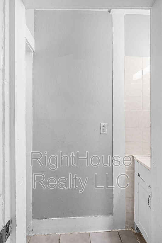 Building Photo - 113 S Grove St