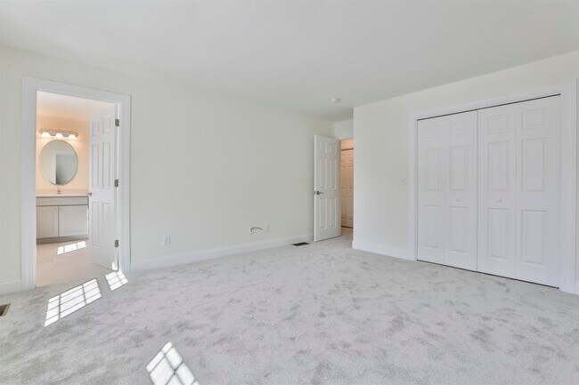 Building Photo - 22 Reeds Ferry Way