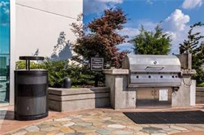 Building Photo - 1 Bedroom + 1 Bath with Views of Buckhead!