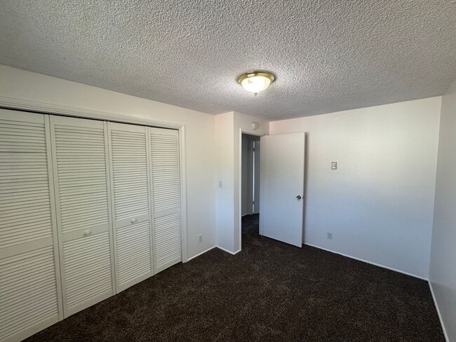 Building Photo - 3 Bedroom Duplex off Gilham Rd.