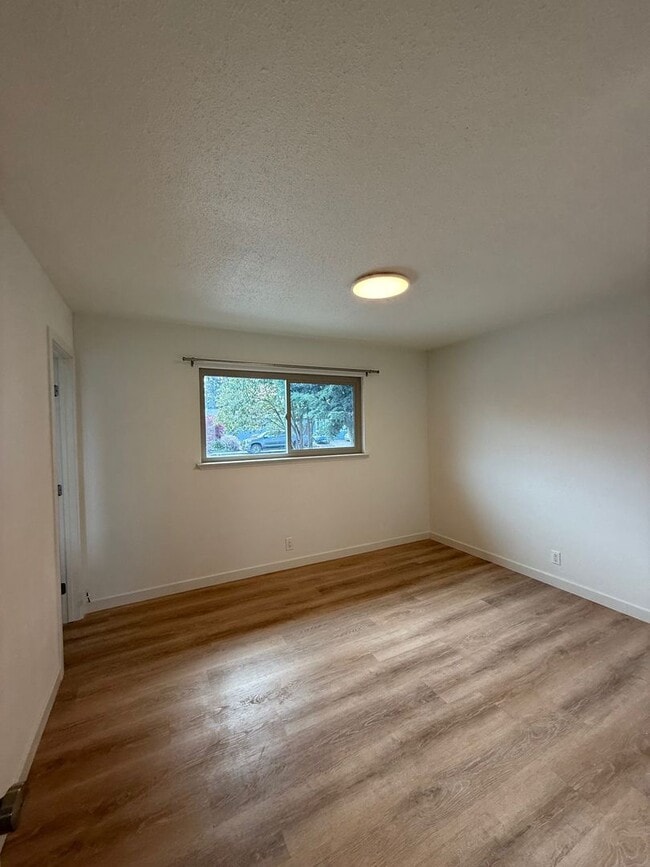 Building Photo - 3 Bedroom/2 Bathroom Single Story Home In Rohnert Park