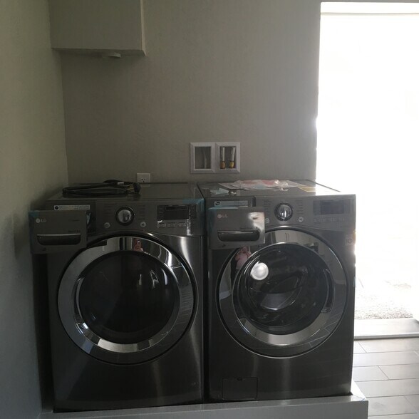 Washer and Dryer in-unit - 301 N. Almond Street #5