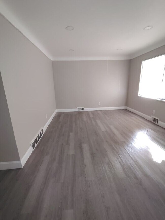 Building Photo - Cute 3 Bedroom Ready for you