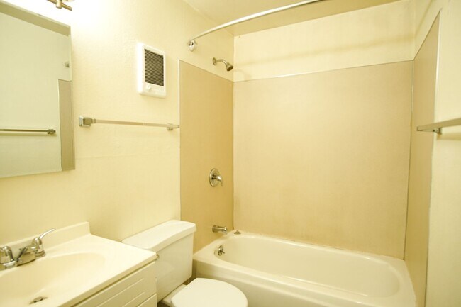 Building Photo - 2 Bdr in Multnomah Village w/ Hardwoods, D...