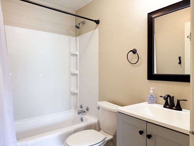 Building Photo - 321 S Walnut St