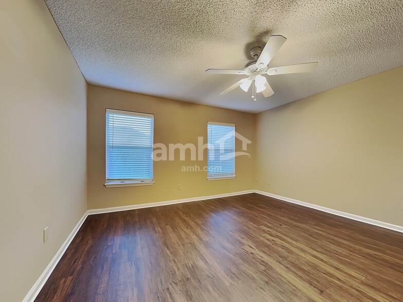 Building Photo - 1852 Willesdon Dr E