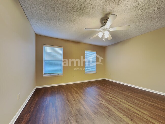 Building Photo - 1852 Willesdon Dr E