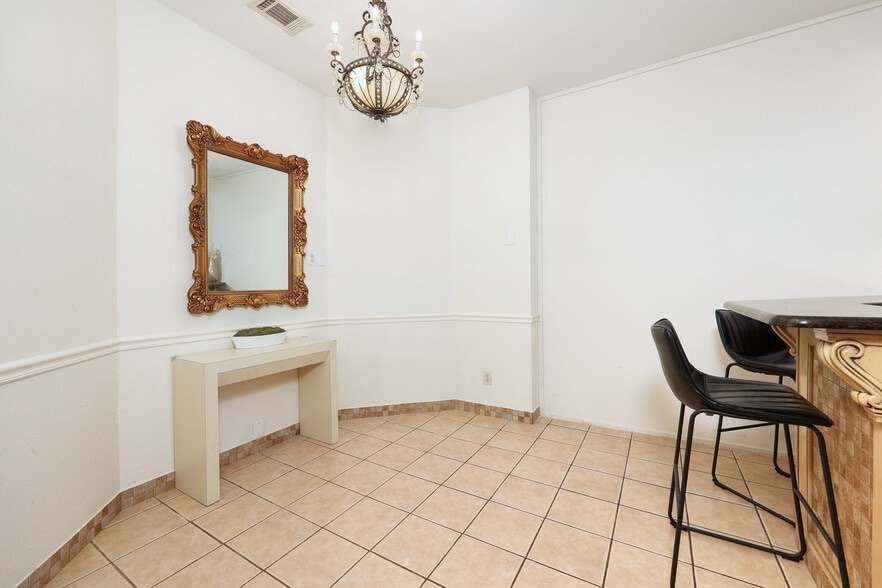 Building Photo - 1335 Maplebrook Dr