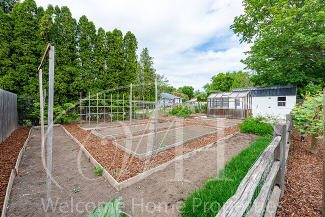 Building Photo - Country Living in Gorgeous 2 Bedroom Home ...