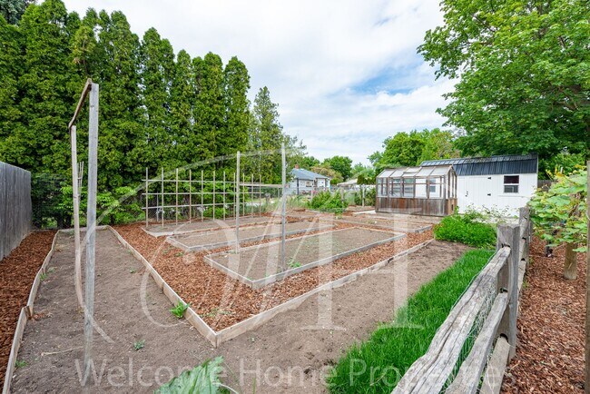 Building Photo - Country Living in Gorgeous 2 Bedroom Home Near Town