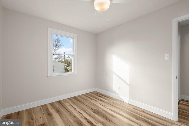 Building Photo - 6223 E Hemlock Dr