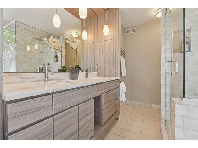 Building Photo - 3933 Zenith Ave S