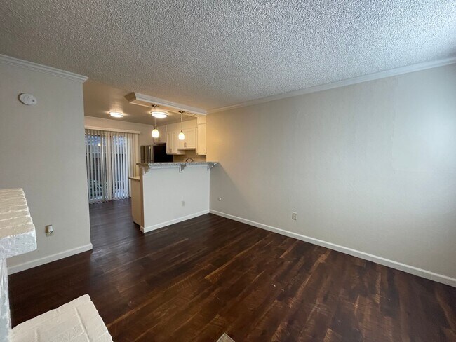 Building Photo - Spacious Downstairs 2 Bed 1 Bath in Gorgeo...