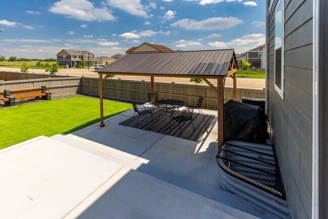Building Photo - Stunning 4BR House in Berthoud