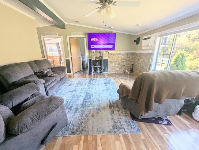 Building Photo - 43 Crestwood Dr