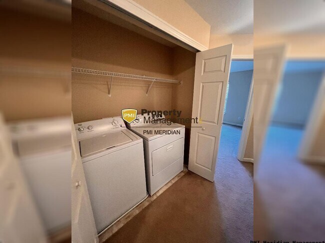 Building Photo - Charming 2-Bedroom Townhouse with 2.5 Bath...
