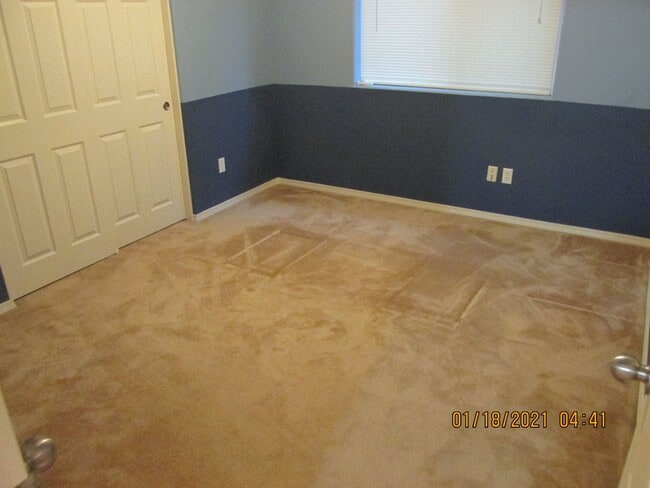 Building Photo - 4 Br 2.5 bth Plus Loft!  Large Rooms, 2 ca...