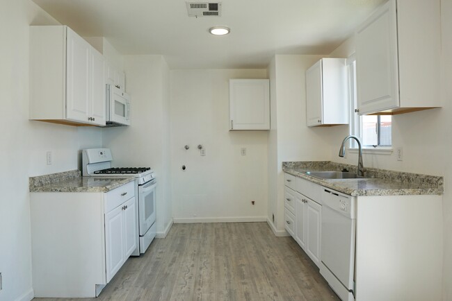 Building Photo - 52790 Avenida Navarro