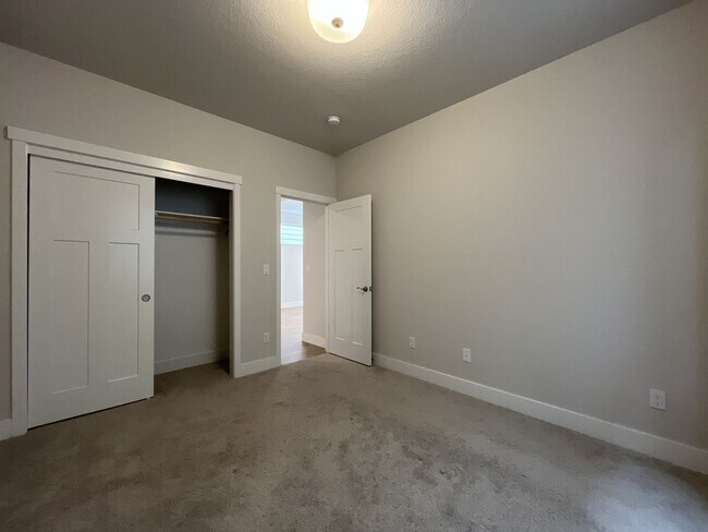 Building Photo - Stunning 2024 Built 5BR Home with Main-Level Suite, EV Charger & Covered Patio Near River Terrace