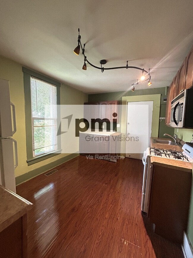 Building Photo - 321 A St