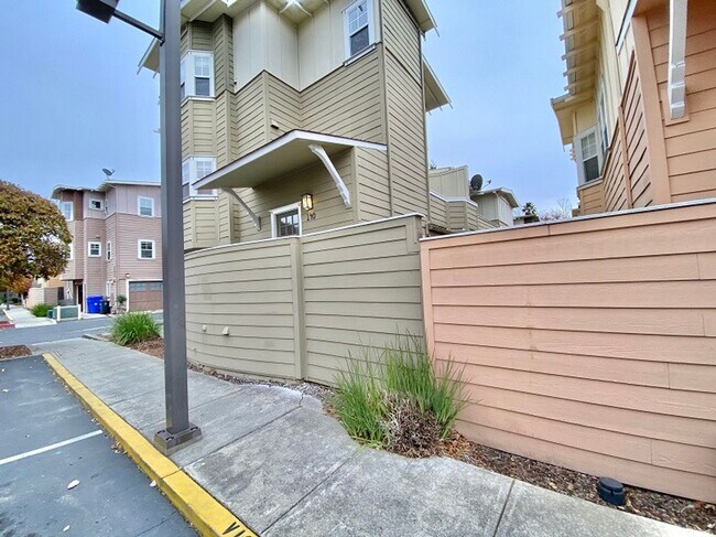 Building Photo - 140 Valley Oak Dr