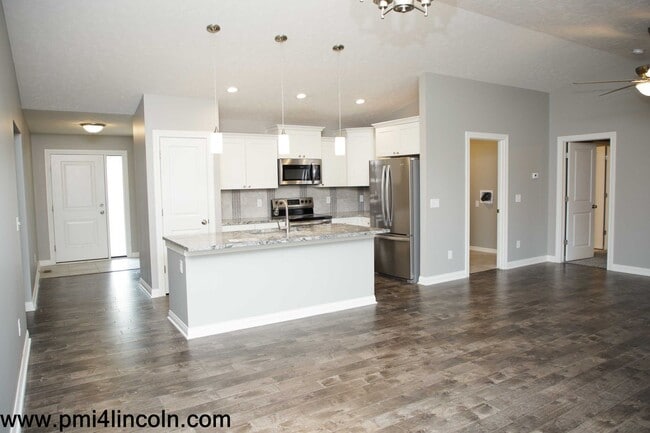 Building Photo - 9800 S 72 St – 5 beds/3 baths/ 3-stall