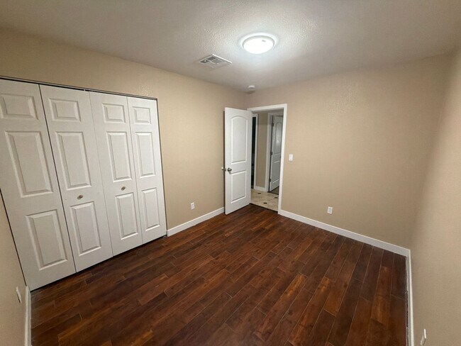 Building Photo - 5810 W Earll Dr