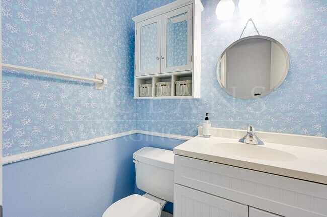 Building Photo - Centrally Located Beachside Condo in Ormond