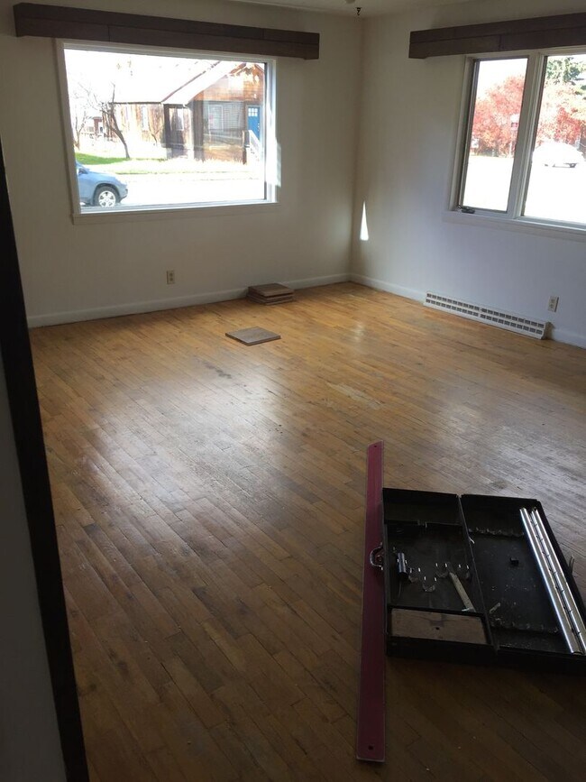 Building Photo - 516 N Willson Ave