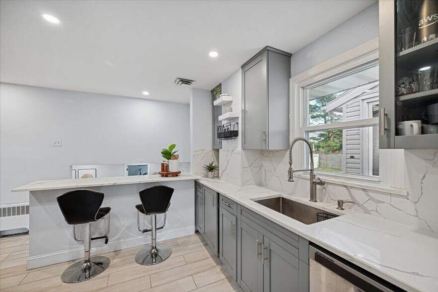 Building Photo - 16 Hickory Rd