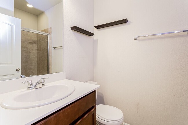 Building Photo - Bright & Spacious 5-Bedroom, 3-Bath Home i...