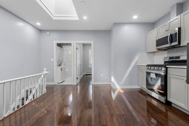 Building Photo - 161 Van Horne St