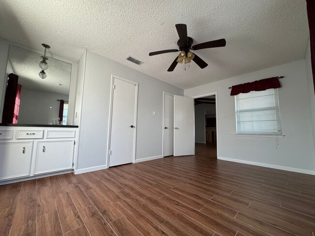 Building Photo - 360 Virtual Tour Available