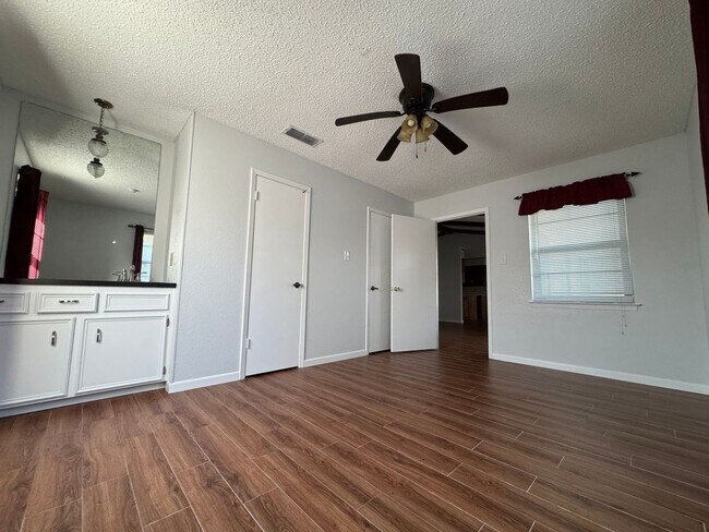 Building Photo - 807 Bass Cir