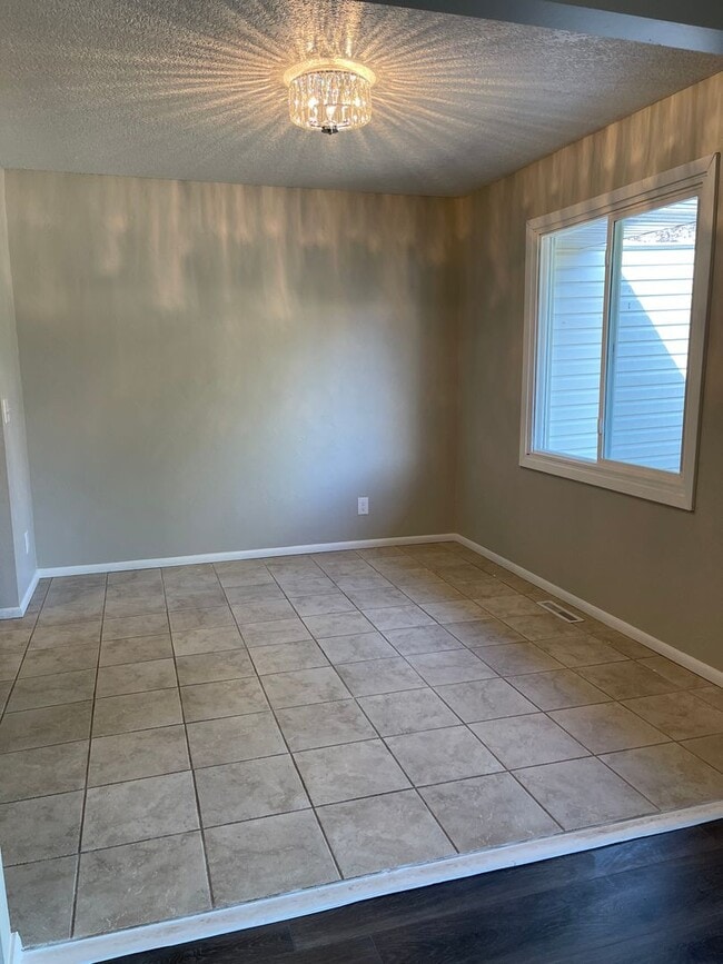 Building Photo - Beautiful, Updated 3Bed+Office/Den, 2Bath Twinhome in Plymouth- Available Now!
