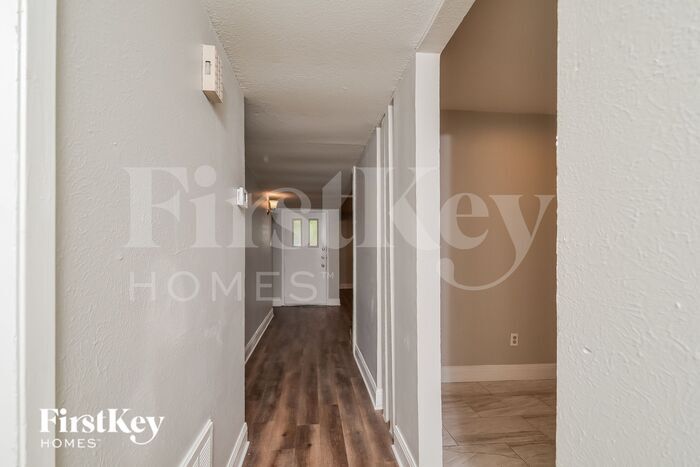 Building Photo - 3004 Charter Oak Dr